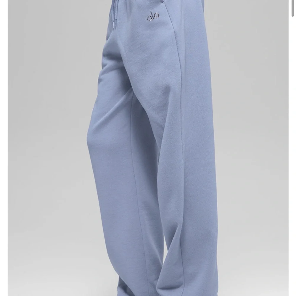 ALO Yoga Size Medium Wide Leg Accolade Sweatpants in Winter Frost Preppy Casual - Picture 2 of 8